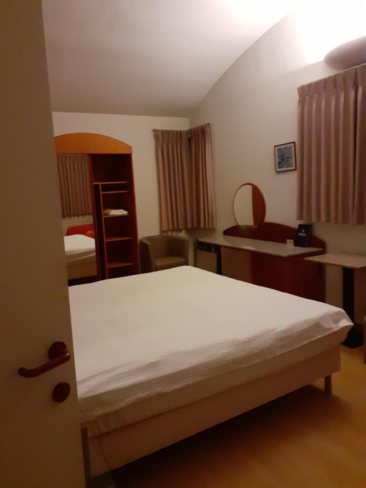 Alsput Hotel Хале Екстериор снимка